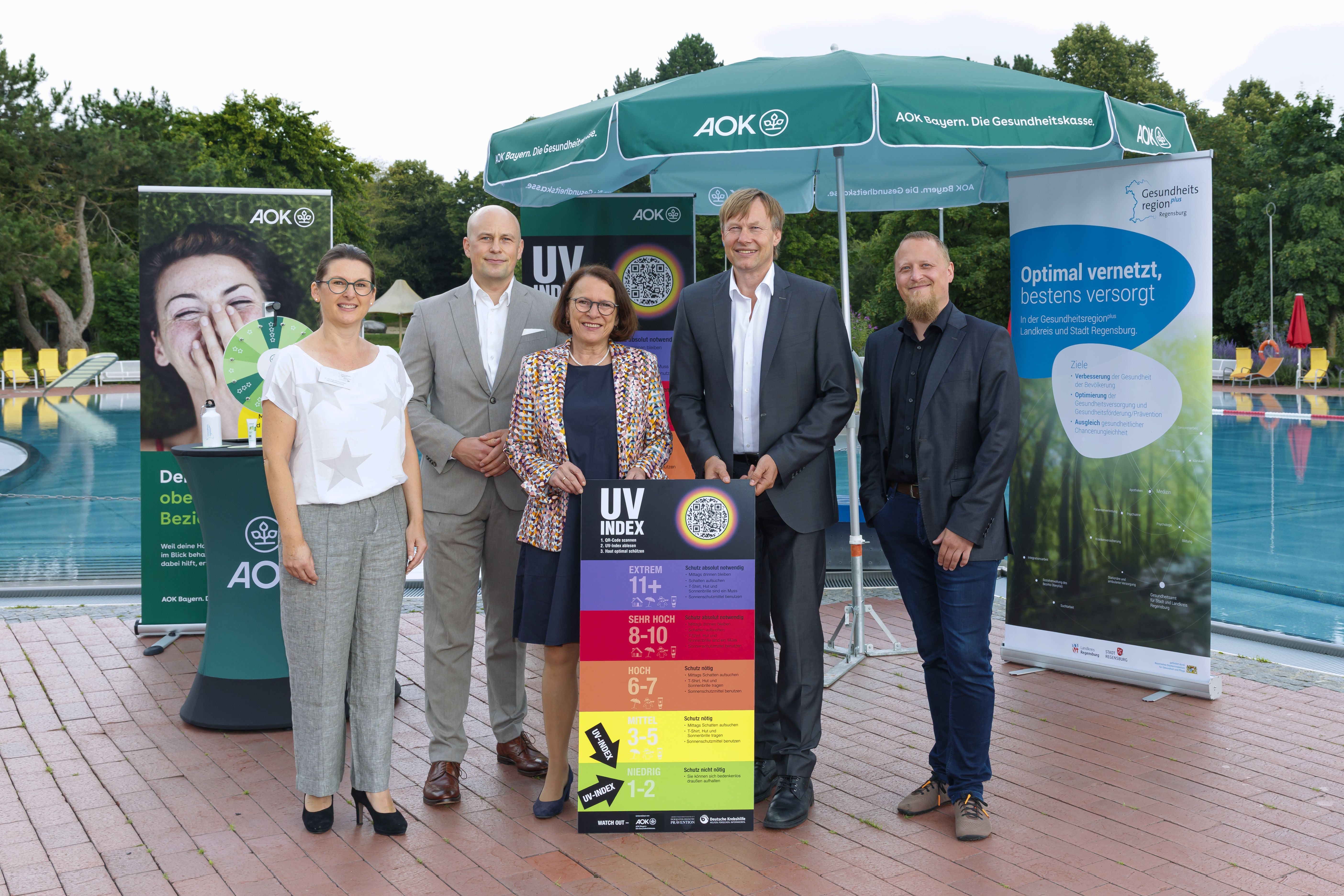 Fotografie – Bei der Übergabe der UV-Tafeln: (v. l. n. r.) Dr. Simone Eckert (Geschäftsstellenleitung GesundheitsregionPlus Regensburg), Mathis Broelmann (kaufmännischer Leiter von das Stadtwerk.Regensburg), Oberbürgermeisterin Gertrud Maltz-Schwarzfischer, Gerhard Lindner (Direktor der AOK Regensburg-Neumarkt) und Alexander Süß (Betriebsleiter von das Stadtwerk.Bäder)