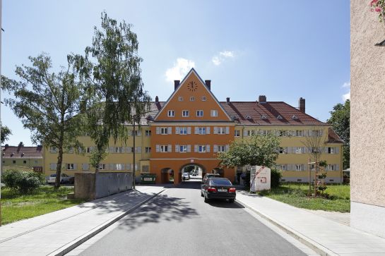 Fotografie: Blick auf die Arbersiedlung mit Tordurchfahrt