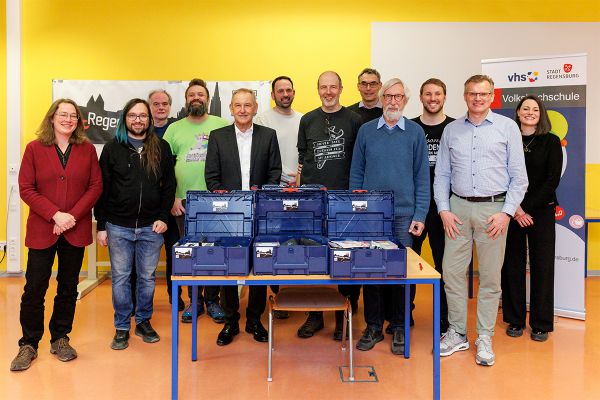 Fotografie - Bürgermeister Artinger, Vertreter der Stadt und der Reparaturinitiative bei der Übergabe der Werkzeugboxen