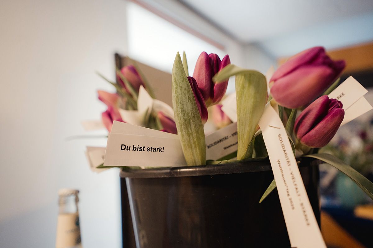 Fotografie - Lila Tulpen mit Spruch „Du bist stark“ 