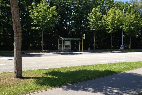 Foto: Haltestelle Rennplatz Süd:
Dieses Foto zeigt die bestehende Haltestelle Rennplatz auf der Südseite. Diese Haltestelle wird bei der Baumaßnahme an derselben Position barrierefrei ausgebaut.