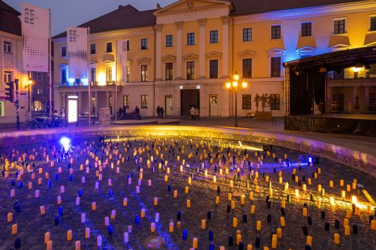 Fotografie: Kerzen stehen im leeren Brunnen am Bismarckplatz (C) Bilddokumentation Stadt Regensburg