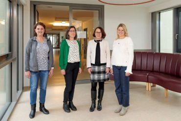 Fotografie - Oberbürgermeisterin Gertrud Maltz-Schwarzfischer mit Alina Elsen (links), Wiebke Buchinger (2. von links) und Melanie Brunner (rechts) im Bürgerheim Kumpfmühl
