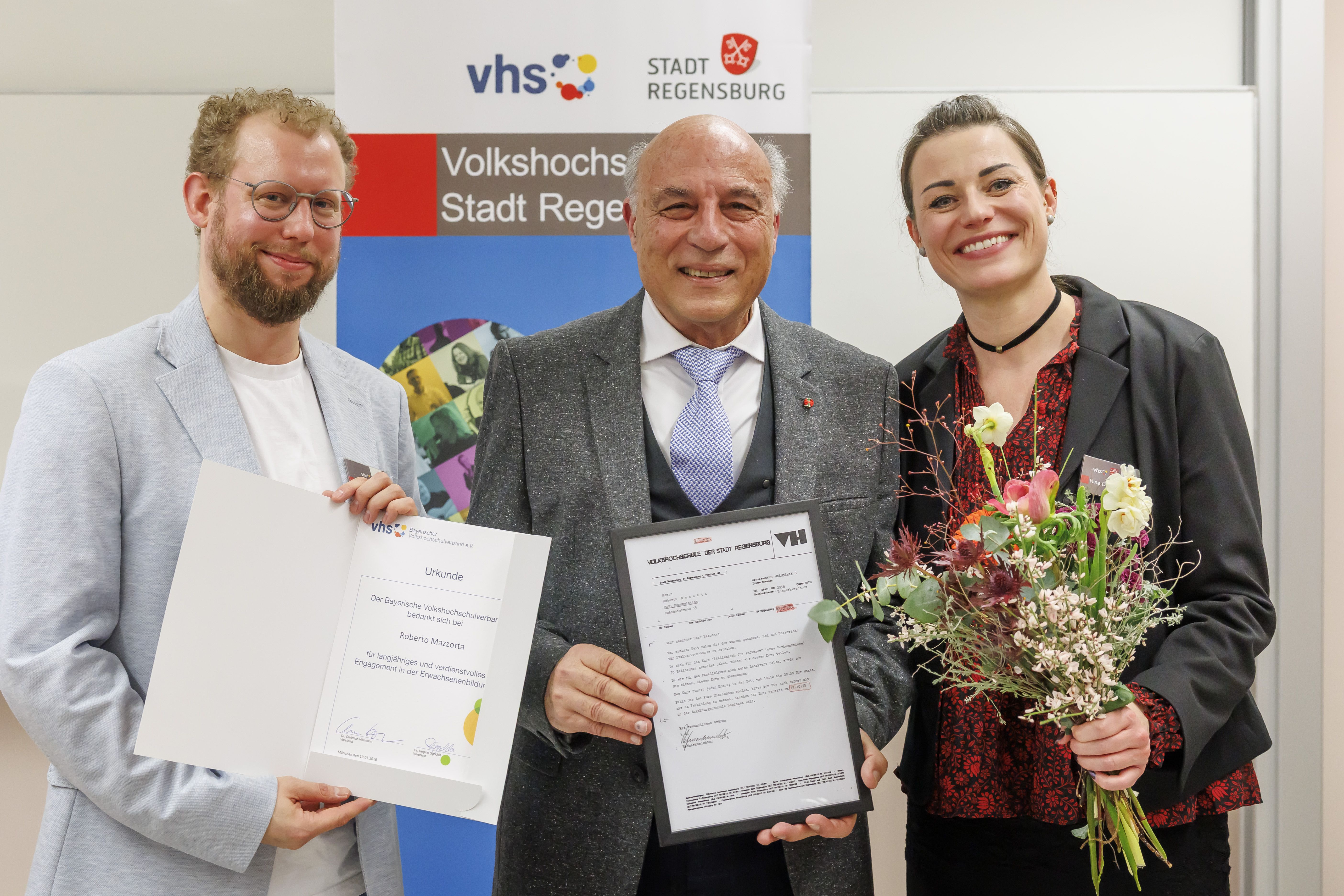 Fotografie – v. l. n. r: Gustav Wabra (Leiter der Volkshochschule), Roberto Mazzotta (Dozent), Nina Dollinger-Krome (Leiterin Amt für Weiterbildung)