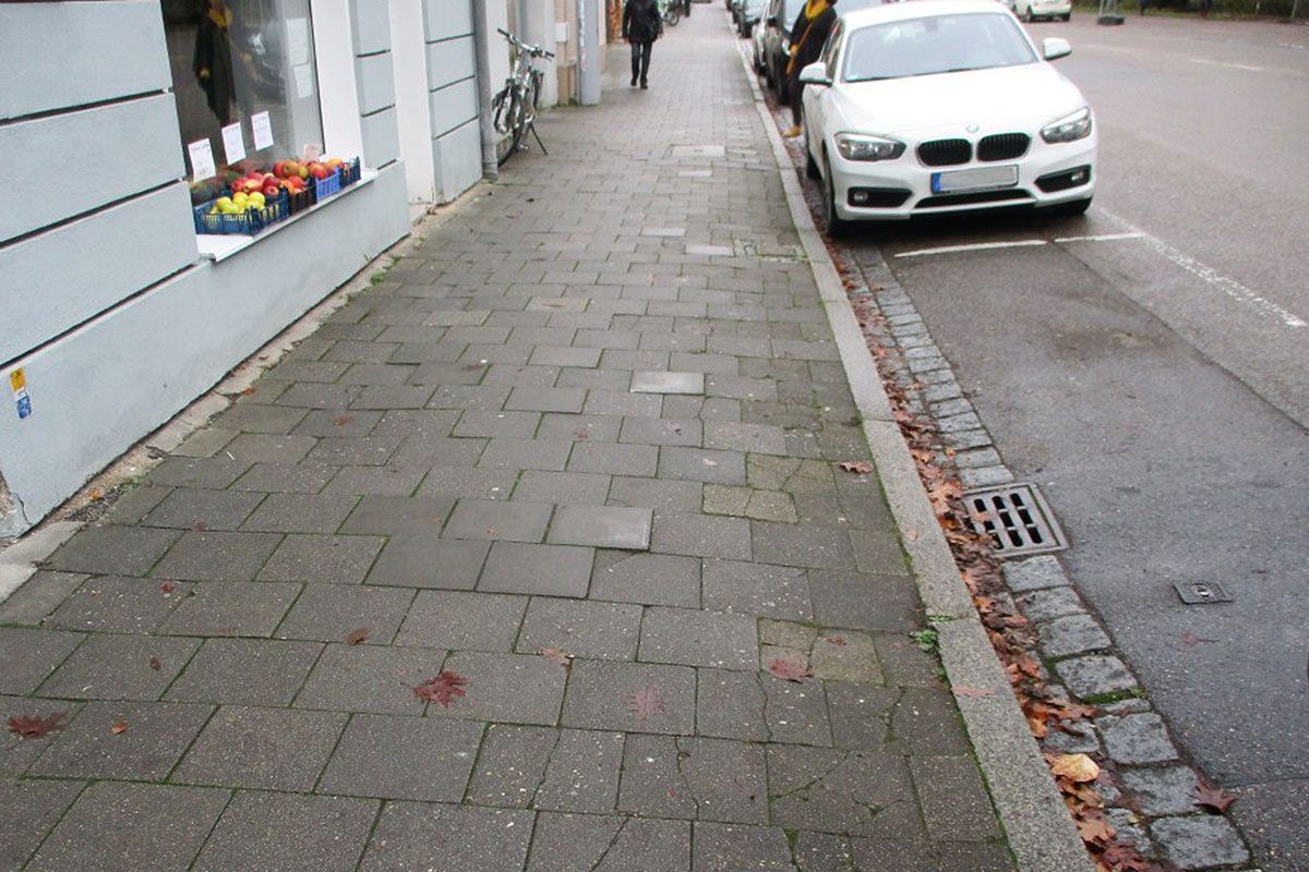Prüfeninger Straße - Fotografie - im Bild sieht man den Gehweg zwischen Taxisstraße und Wilhelmstraße