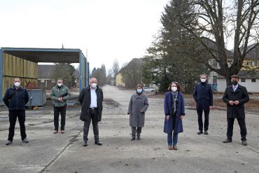 Fotografie: (v. l. n. r.) Stellv. Projektleiter Markus Schardt, Projektleiter Tobias Ruf, Stadtbau-Geschäftsführer Götz Keßler, Planungs- und Baureferentin Christine Schimpfermann, Oberbürgermeisterin Gertrud Maltz-Schwarzfischer, Kulturreferent Wolfgang Dersch und Wirtschafts-, Wissenschafts- und Finanzreferent Prof. Dr. Georg Barfuß bei der Pressekonferenz am 11. März (C) Bilddokumentation Stadt Regensburg PLK-Pressekonferenz 11. Mai - Gruppenbild