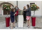 Fotografie: Oberbürgermeisterin Gertrud Maltz-Schwarzfischer enthüllt gemeinsam mit Ilse Aigner, Präsidentin des Bayerischen Landtags, eine Stele im Fechthof des Alten Rathauses. Mit dabei: die beiden Regensburger MdLs Jürgen Mistol und Margit Wild. 