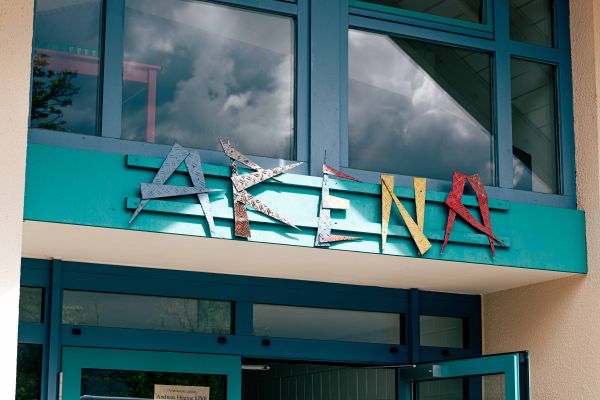Eingangsbereich JUZ Arena außen