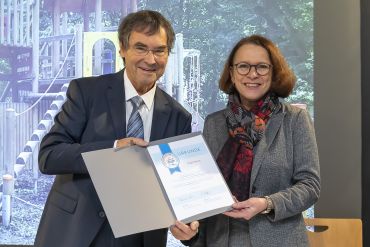 Fotografie: Haimo Liebich vom Verein Kinderfreundliche Kommunen e. V. und Oberbürgermeisterin Gertrud Maltz-Schwarzfischer bei der Jubiläumsfeier