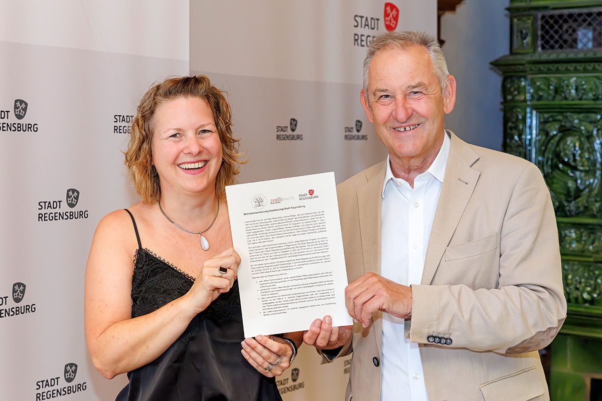 Fotografie -  Bürgermeister Ludwig Artinger und Anne Wurzbacher (Foodsharing Botschafterin für Regensburg)