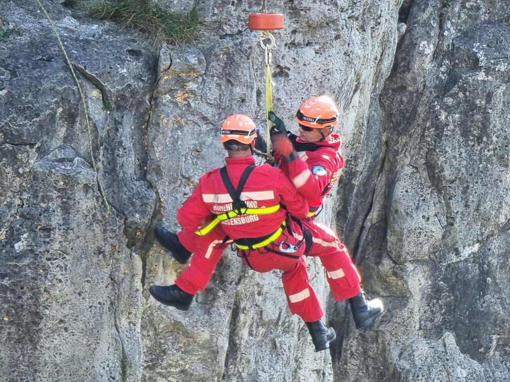 Fotografie: Höhenretter der Berufsfeuerwehr Regensburg vor einer Felswand.