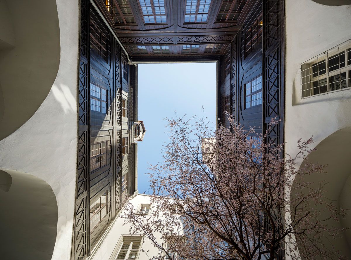 Fotografie: Blick einen Innenhof hinauf