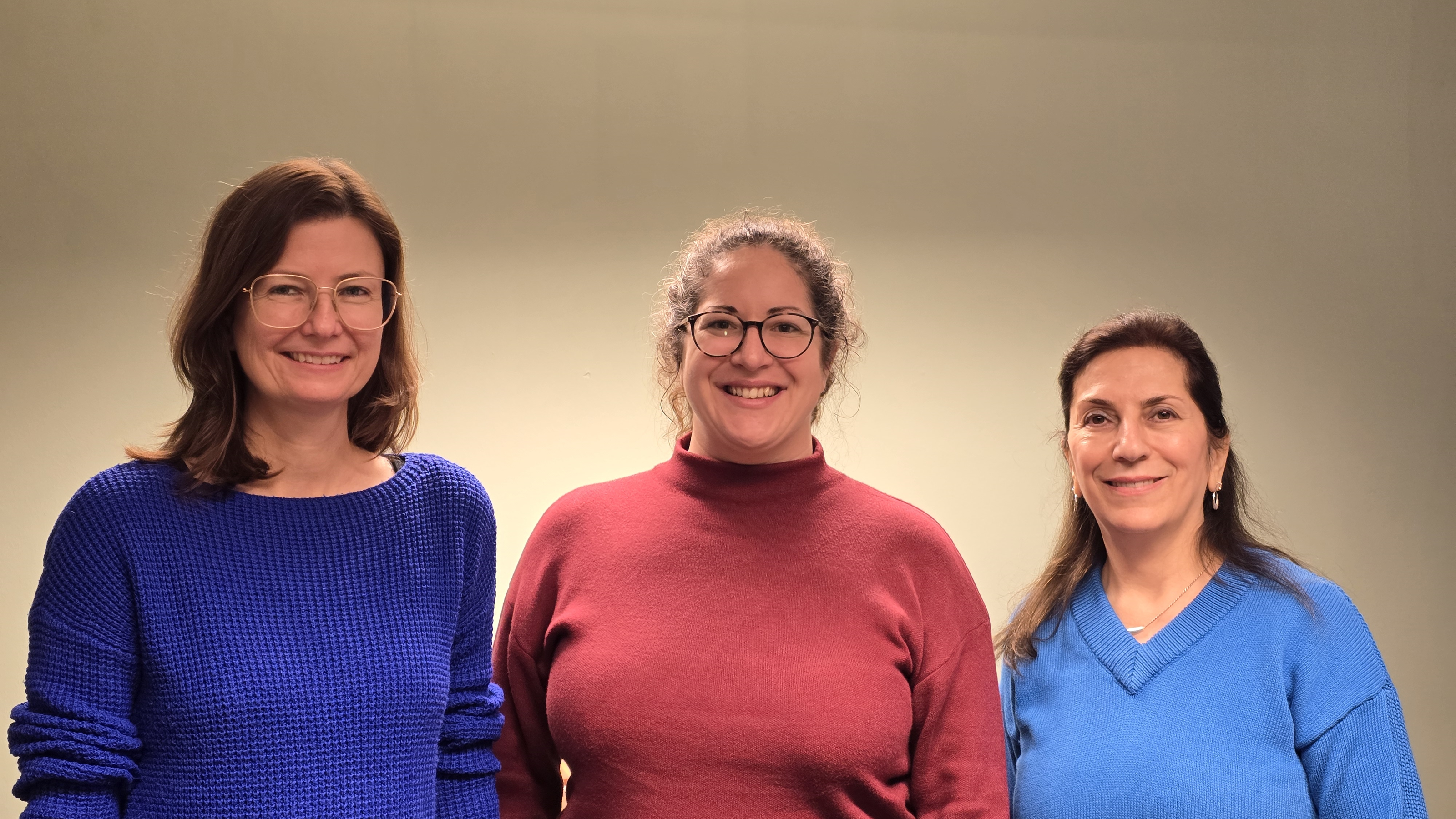 Fotografie – abgebildete Personen von links nach rechts Doris Fuchs (KJF Regensburg), Katharina Schlecht (MiMi-Standortkoordinatorin), Monir Shahedi (MiMi-Mediatorin)