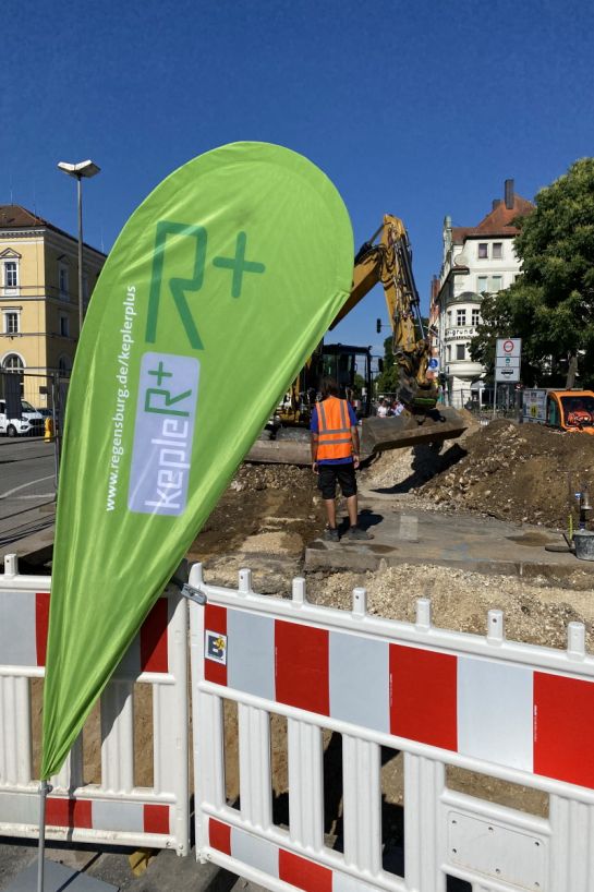 Fotografie: Die Umgestaltung des KepleR+ Areals geht weiter, Sondagearbeiten am Bahnhof 