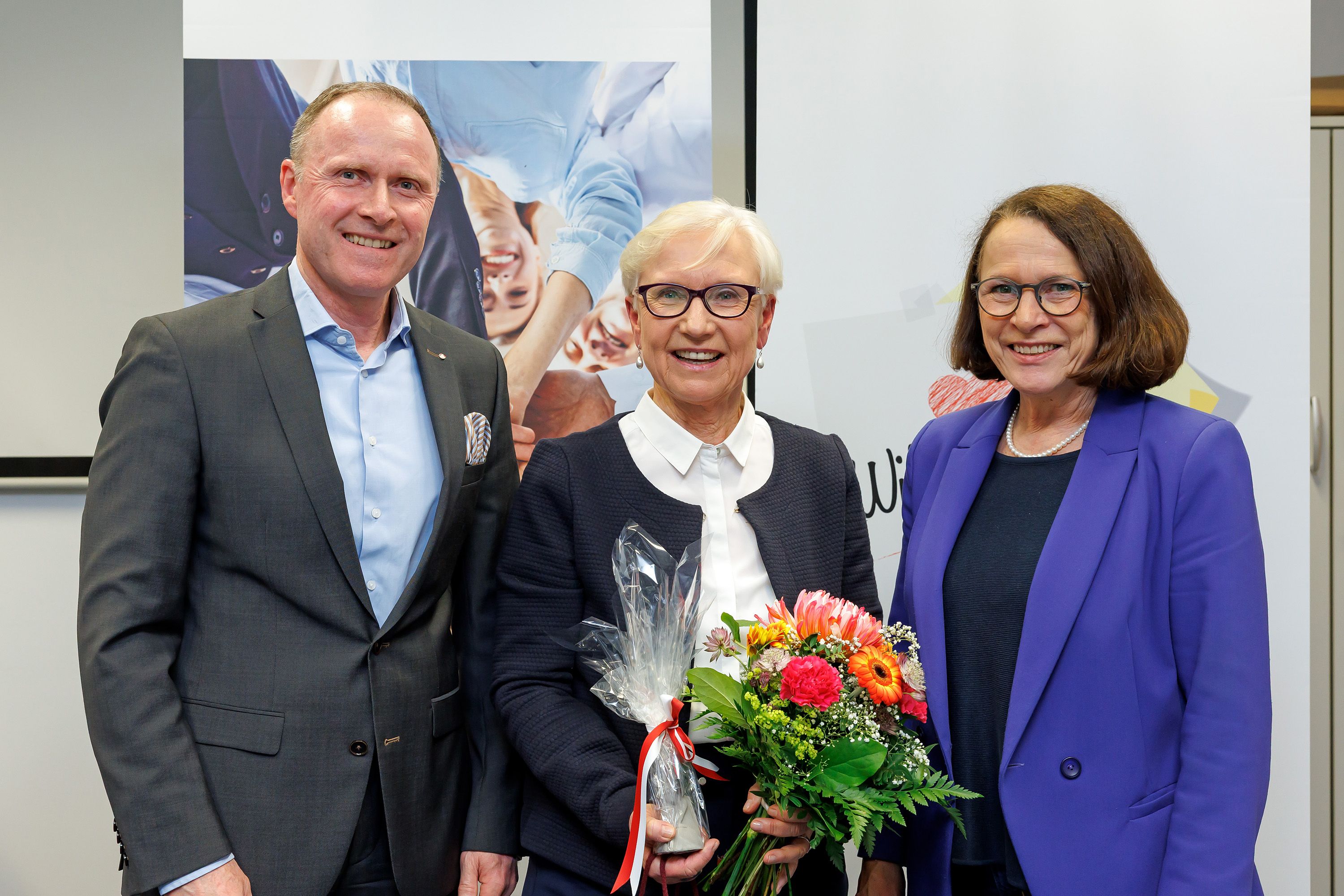 Fotografie – (v.l.n.r.) Fred Gaida, Vorsitzender der Geschäftsführung der Agentur für Arbeit Regensburg, Birgitt Ehrl, Leiterin des Jobcenters, und Oberbürgermeisterin Gertrud Maltz-Schwarzfischer