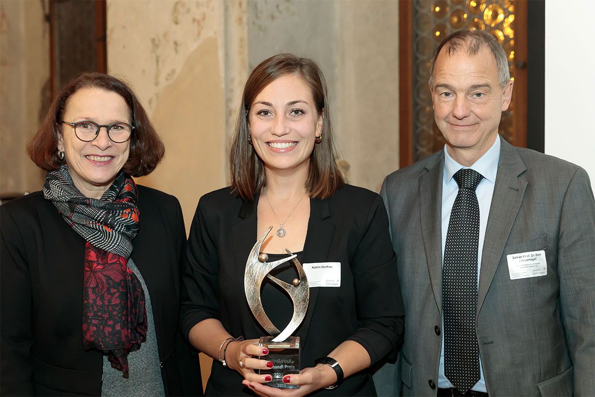 Fotografie - Katrin Dorfner mit Oberbürgermeisterin Gertrud Maltz-Schwarzfischer und Prof. Dirk Steuernagel
