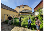 Fotografie - Architekt Feil erklärt im Innenhof des Schreiberhofs geplante Veränderungen