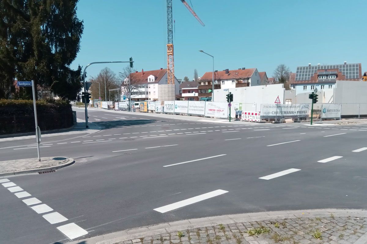 Fotografie - Neubau Nahversorger Aussiger Straße - Zu sehen ist der für den Neubau des Nahversorgungszentrums angepasste Kreuzungsbereich Aussiger-Straße / Sandgasse. Im Hintergrund die Baustelle für den Nahversorger.