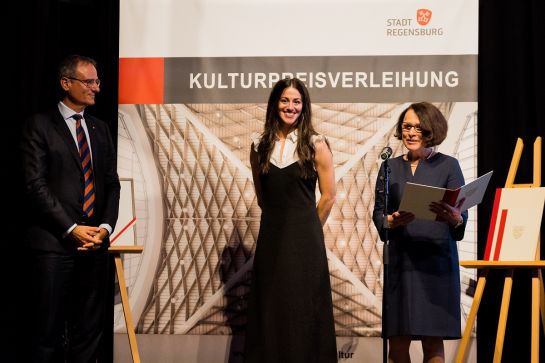 Fotografie – Kulturreferent Wolfgang Dersch, Simone Elliott und Oberbürgermeisterin Gertrud Maltz-Schwarzfischer bei der Preisverleihung