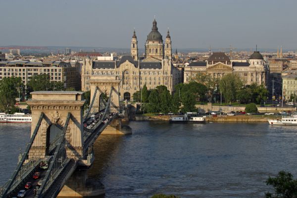 Partnerstadt Budavár - Stadtansicht - im Vordergrund Brücke über die Donau