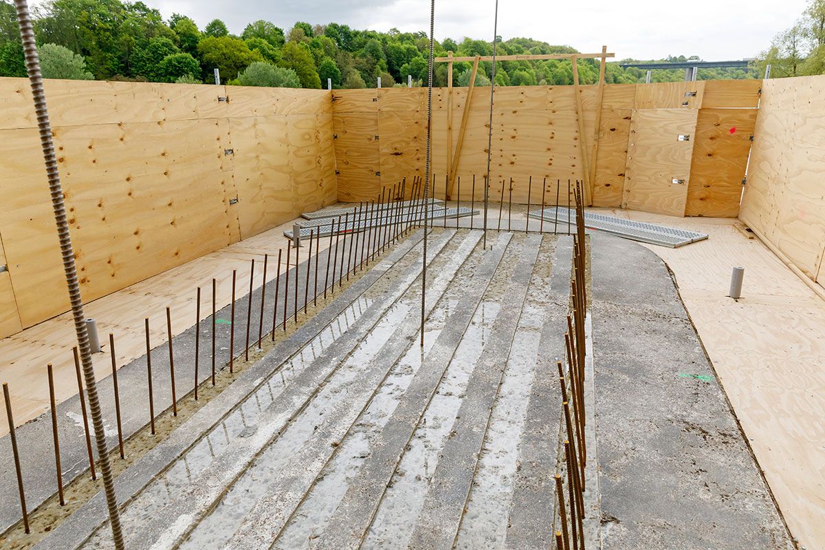 Fotografie - Herstellung der neuen Betonsockel im Bereich des Uferpfeilers auf Sinzinger Seite