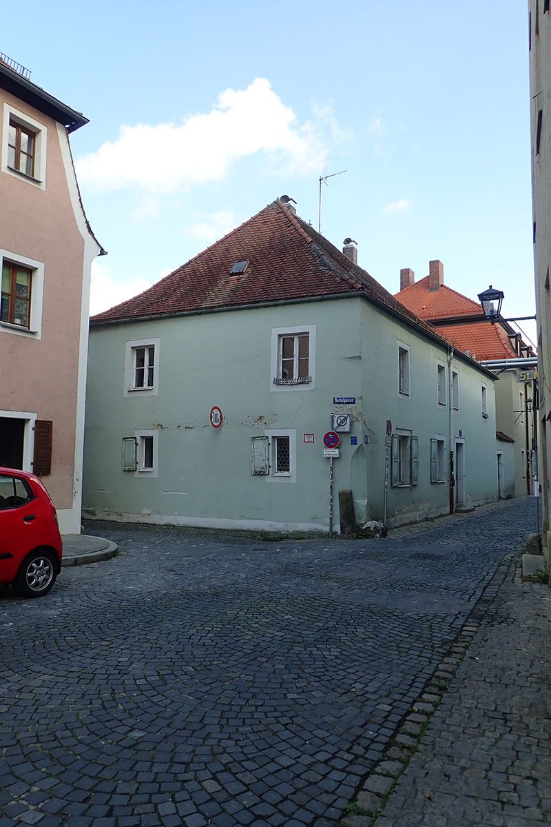 Fotografie - Abgebildet ist die Südfassade des St. Katharinenspital Schreiberhauses im Zustand vor der Sanierung
