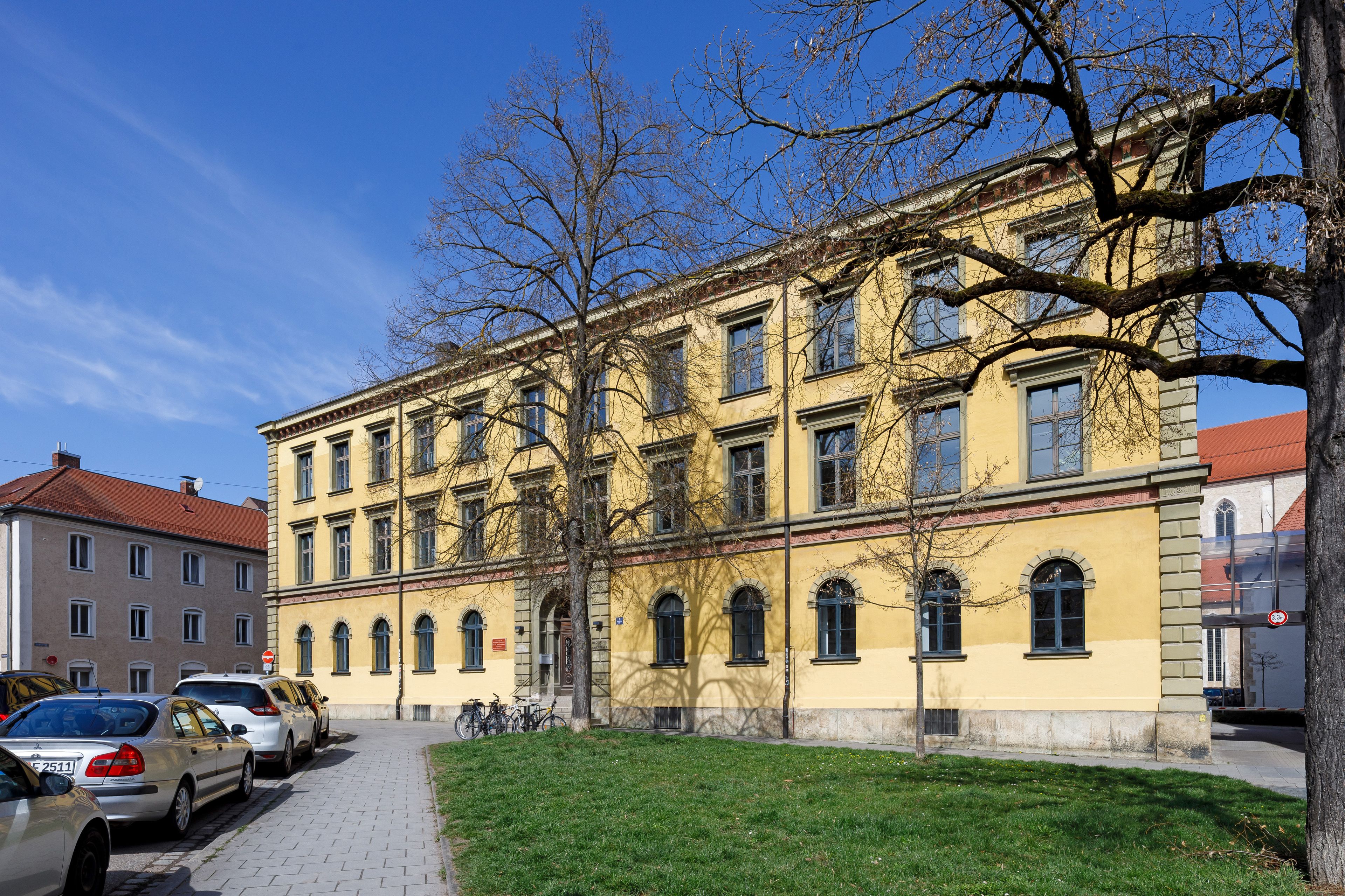 Fotografie: Obwohl der Platz nicht groß ist, verfügt er auch über viel Grün.