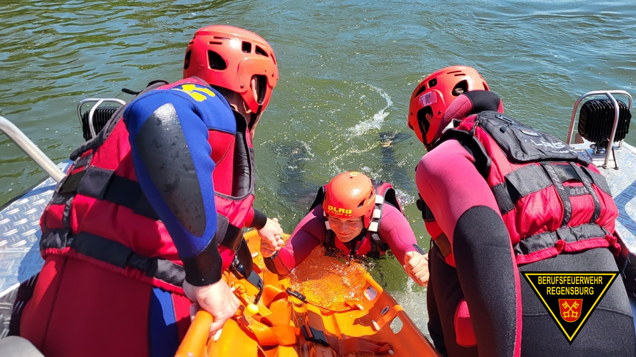 Ein Kollege wird aus dem Wasser gezogen