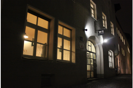 Außenansicht des W1 - Zentrums für junge Kultur bei Nacht.