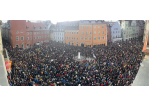 Fotografie: Blick von oben auf die Versammlung „Gemeinsam gegen Rechts“ auf dem Haidplatz am 21. Januar 2024