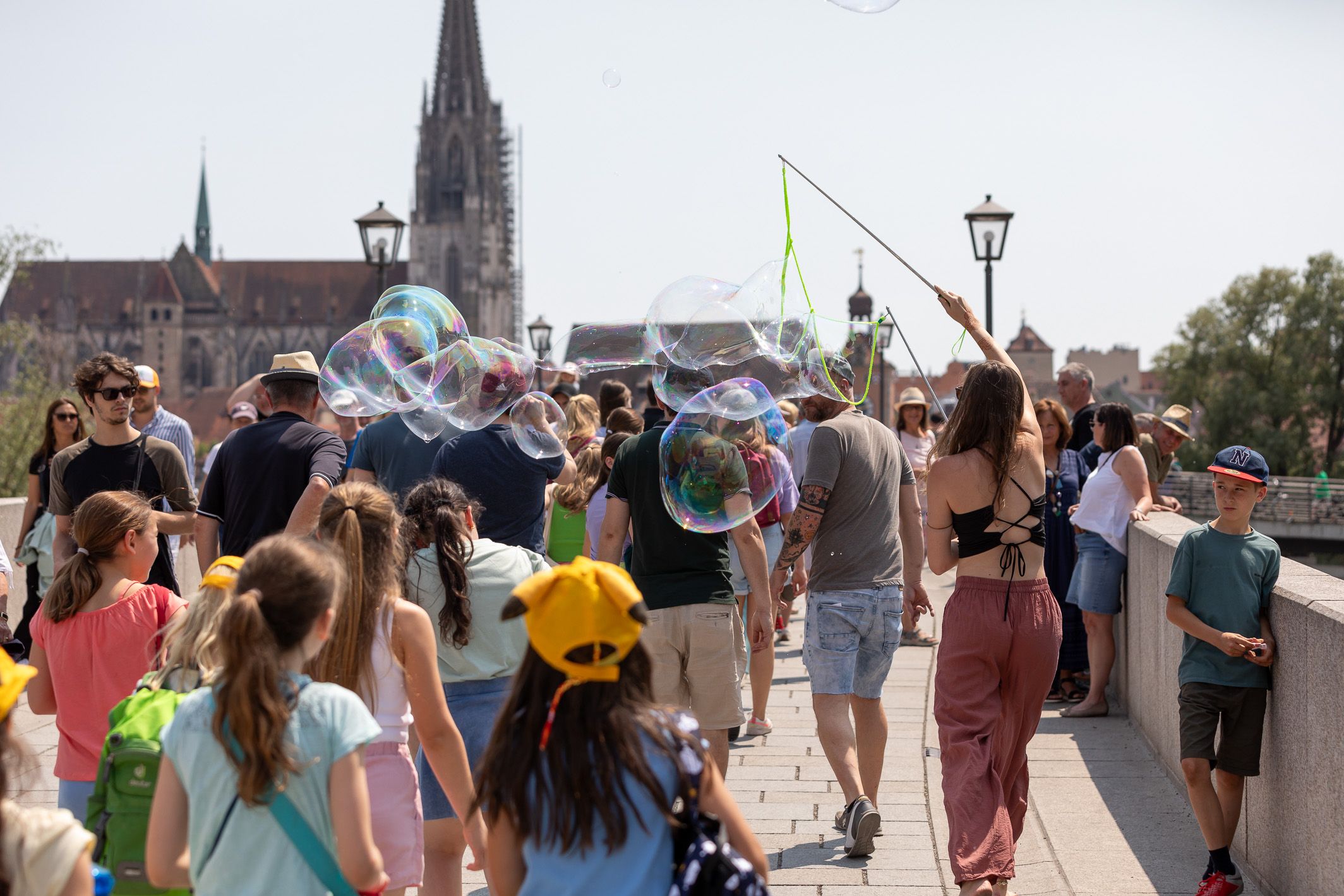Fotografie: Seifenblasenkünstlerin auf der Steinernen Brücke