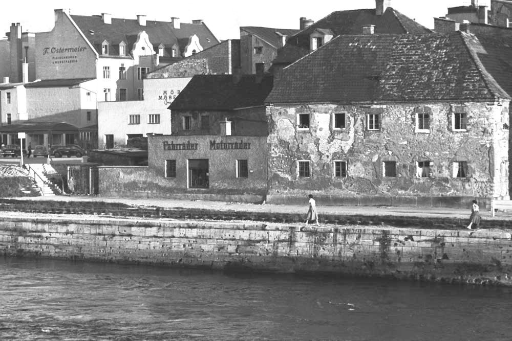 Donaulände, in Hintergrund Fleisch- und Wurstfabrik F. Ostermeier