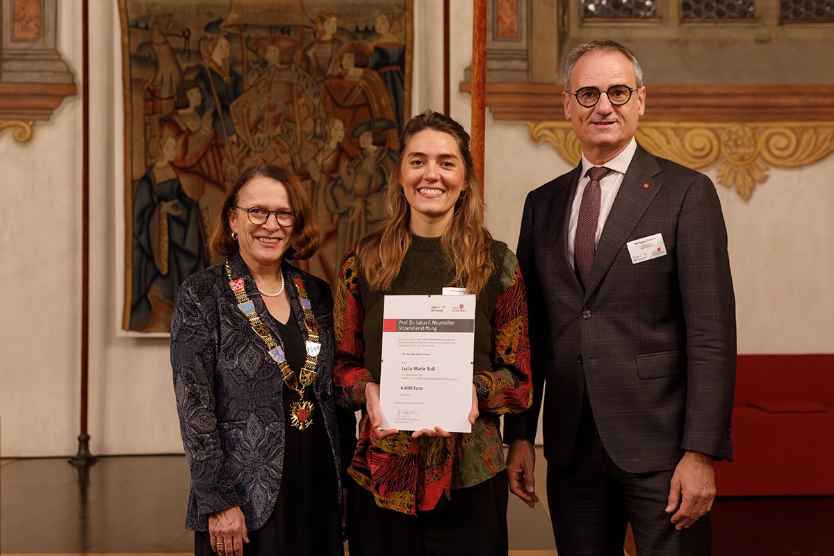 Fotografie - Lucia-Marie Ruß mit Oberbürgermeisterin Gertrud Maltz-Schwarzfischer und Kulturreferent Wolfgang Dersch