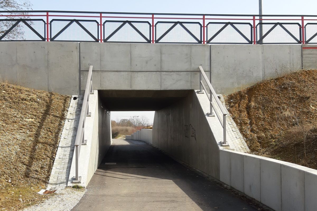 Westportal der neuen Unterführung. Die Breite von vier Metern und die Höhe von drei Metern bei einer Länge von 16 Metern sorgen für ein großzügigen Verkehrsraum.