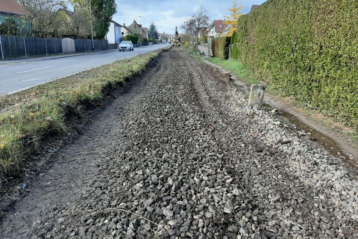 Fotografie - Ausbau der Gleisanlage für den kombinierten Geh- und Radweg entlang der Donaustaufer Straße 