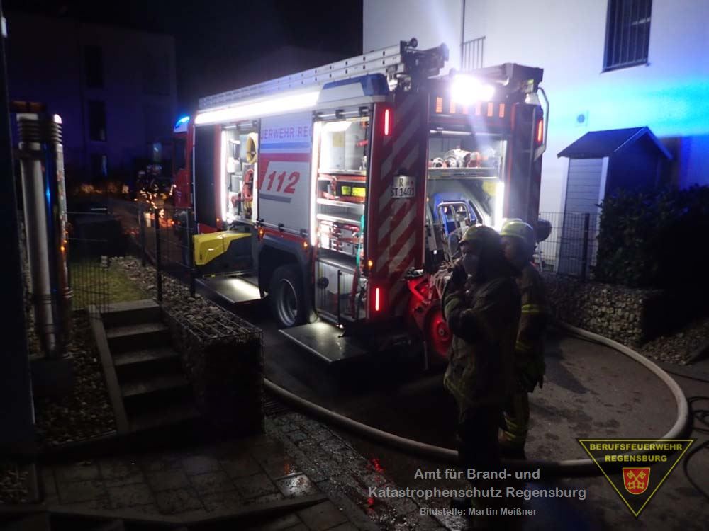 Feuerwehrmann vor einem Löschfahrzeug im Einsatz.