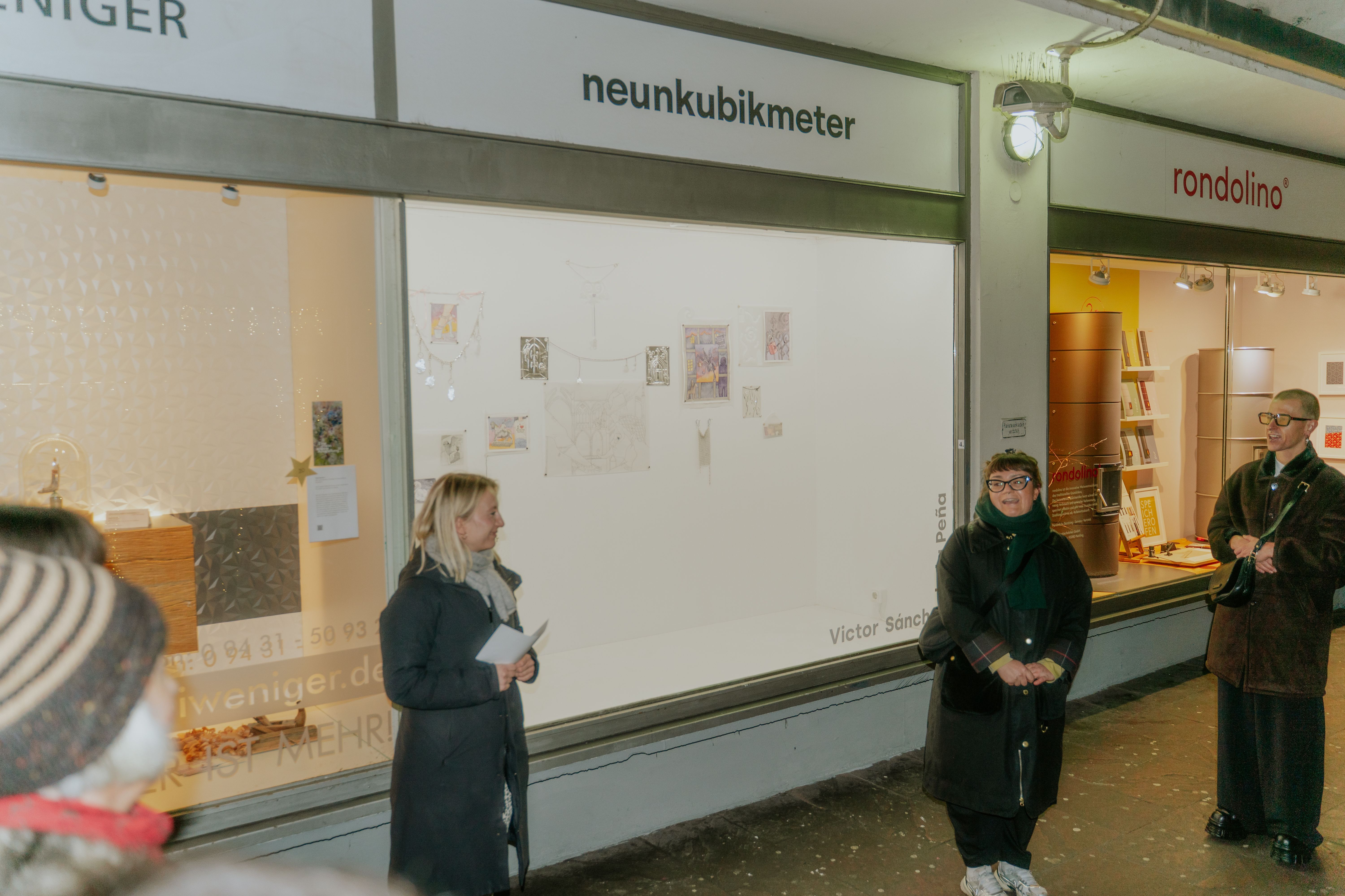 Die Fotografie zeigt den Neunkubikmeter Schaukasten bei der Vernissage