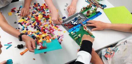 Arbeitstisch mit LEGO®