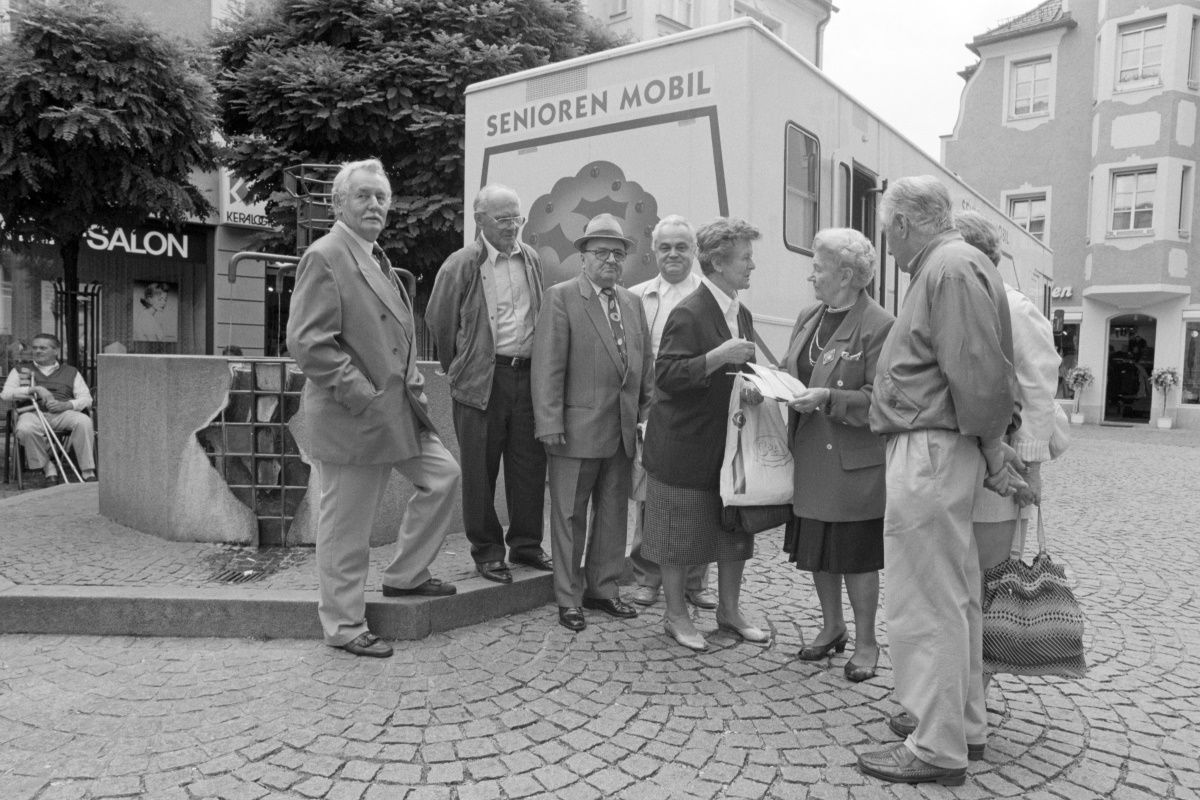 Fotografie: Das Seniorenmobil in der Vier-Eimer-Gasse (1994)