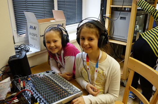 Themenbild Jugend - Ferienaktionen - Fotografie -zwei Mädchen mit Kopfhörern in einem Tonstudio