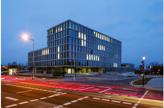 Fotografie - Außenansicht des Bürogebäudes Techbase bei Nacht