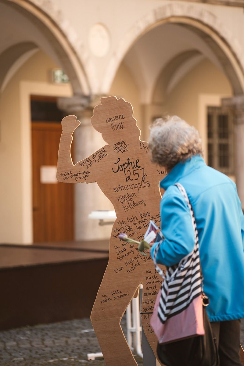 Fotografie - Ausstellung „Silhouetten für mehr Sichtbarkeit“ von Drugstop mit Besucherin 