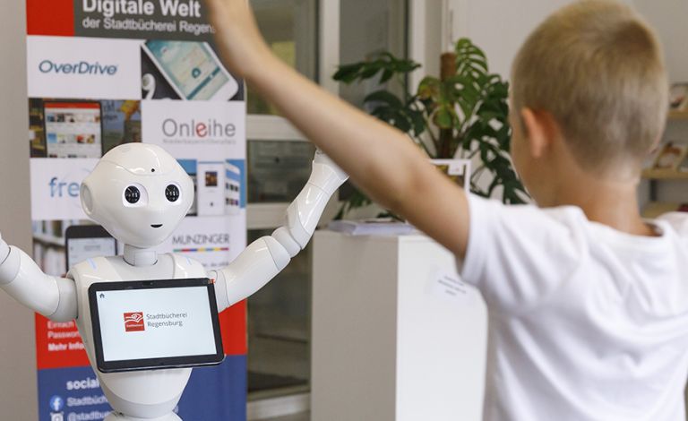 Roboter Pepper spielt mit einem Jungen