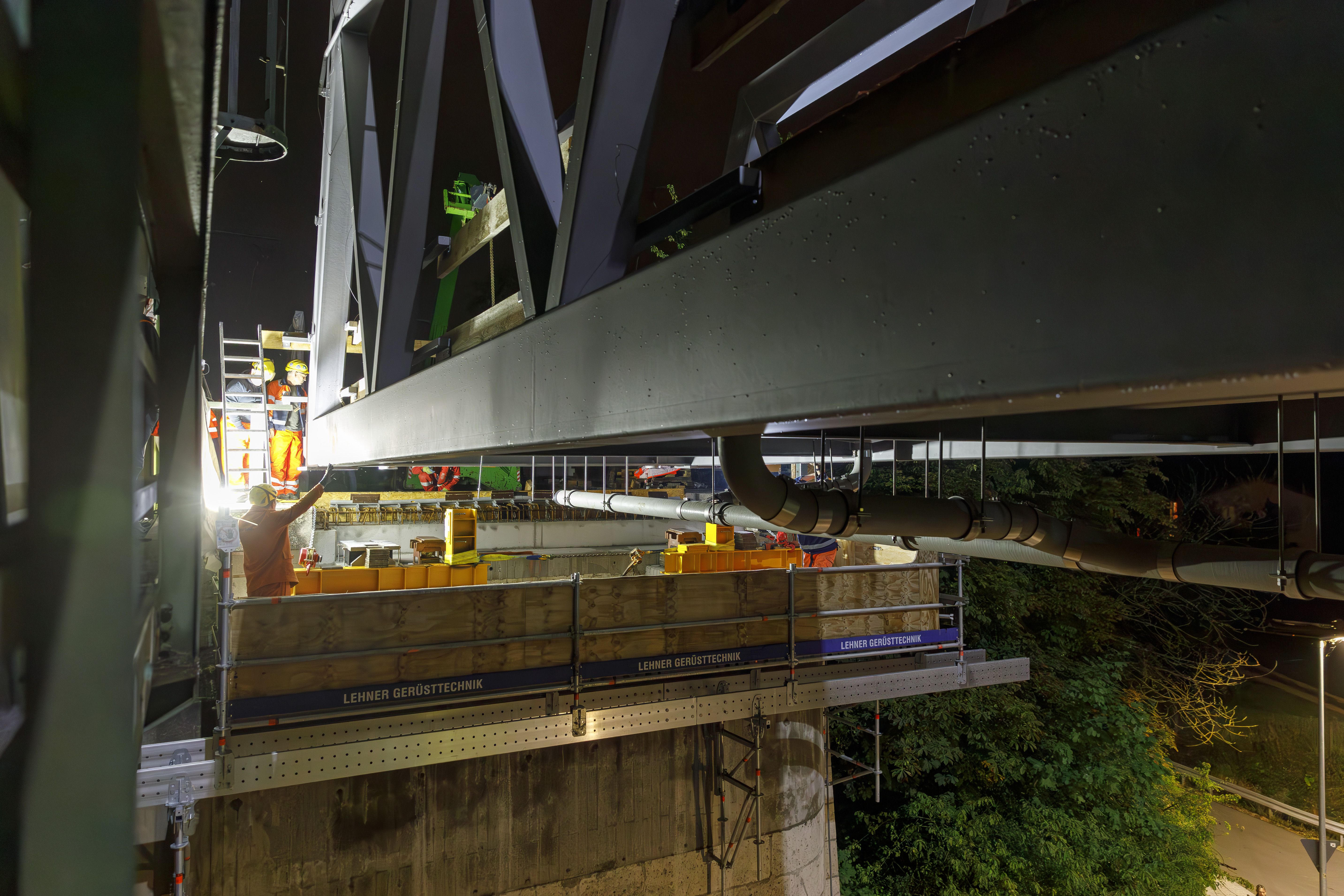 Fotografie: Millimeterarbeit bei der Landung des Brückenteils