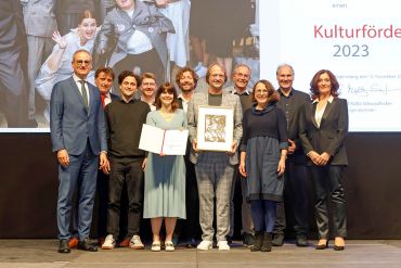 Fotografie - Mitglieder der Theatergruppe St. Anton mit Oberbürgermeisterin Gertrud Maltz-Schwarzfischer (Dritte von rechts) und Kulturreferent Wolfgang Dersch (links)
