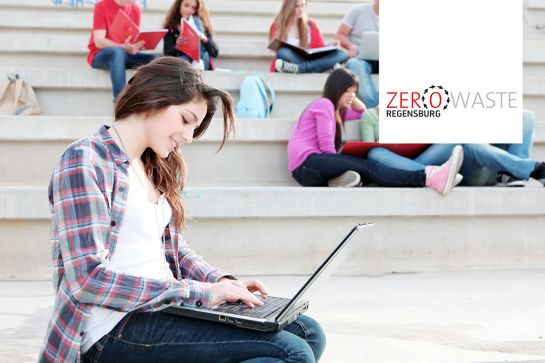 Symbolbild – Studenten arbeiten mit Laptops und Büchern auf dem Campus (C) Mandy Godbehear / 123rf.com