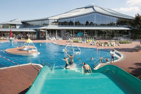 Schwimmbecken im Sommer im Regensburger Westbad 