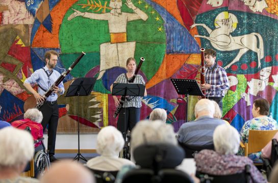 Fotografie - Band spielt vor Senioren