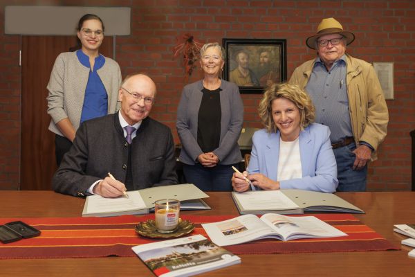 Fotografie – (v. l. n. r.) Pastoralreferentin Johanna Frühmorgen, Pfarrer Horst Wagner, Elfriede Windpassinger, Bürgermeisterin Astrid Freudenstein und Manfred Rohm