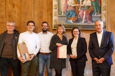 Fotografie - Auszeichnung für die Infineon Regensburg Technologies AG; im Bild Bürgermeister Ludwig Artinger mit Melanie Fischer, Valentina Streck, Andreas Eimer, Arnold Gruber und Andreas Janka